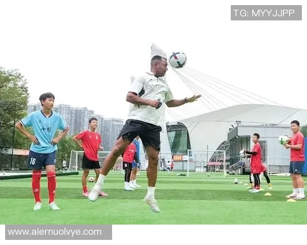 足球明星传奇合影照片展现绿茵场上的辉煌瞬间与友谊的永恒纽带